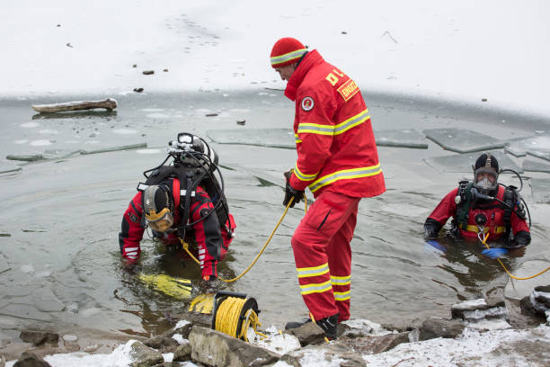 3 people, 2 of which are search divers in the water